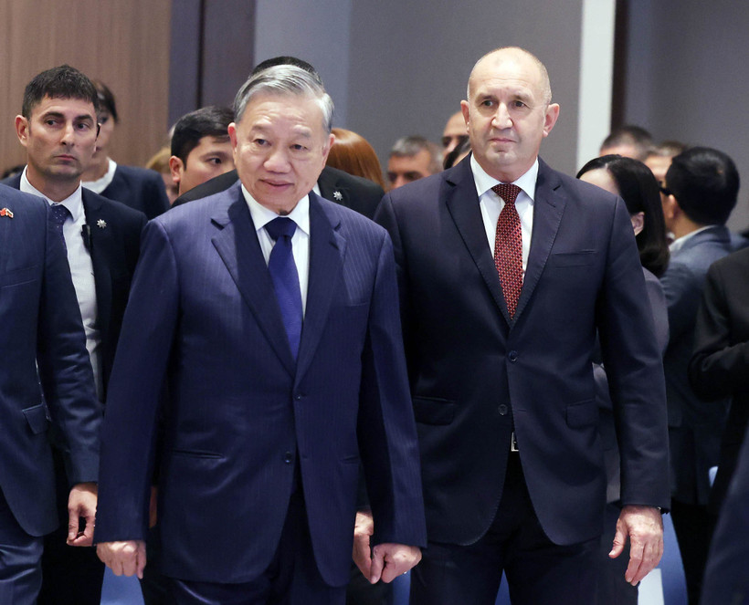 General Secretary of the Communist Party of Vietnam Central Committee To Lam (left) and Bulgarian President Rumen Radev attend a Vietnam - Bulgaria Business Forum in Sofia on October 23, 2025. (Photo: VNA)