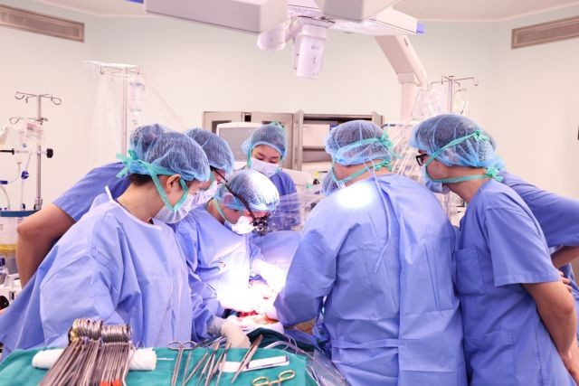 Surgeons at 108 Military Central Hospital carry out the heart transplant on November 9. (Photo from 108 Military Central Hospital)