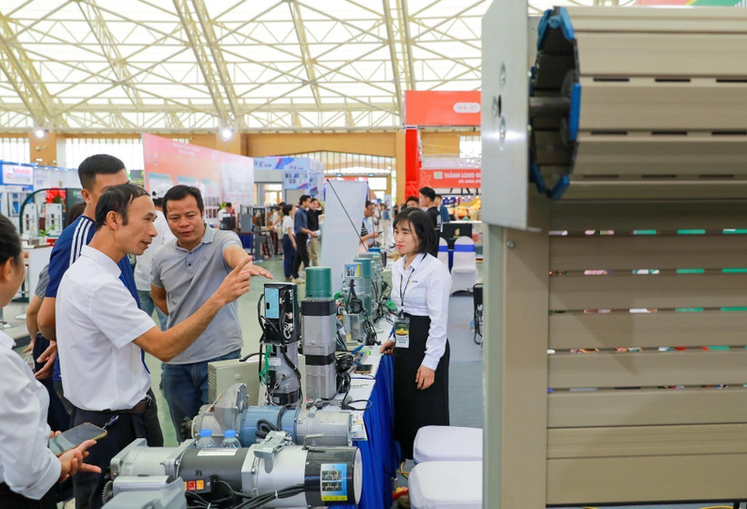Visitors explore products at the Autumn Fair 2025 (Photo: VNA)