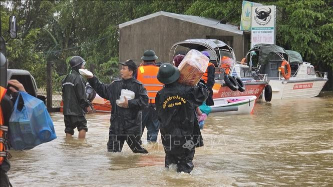 Authorities and residents of Da Nang city supply food to areas cut off by deep flooding (Photo: VNA)