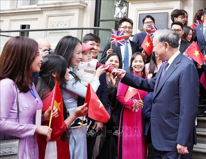 Representatives of the Vietnamese community in the UK bid farewell to Party General Secretary To Lam and his spouse. (Photo: VNA)