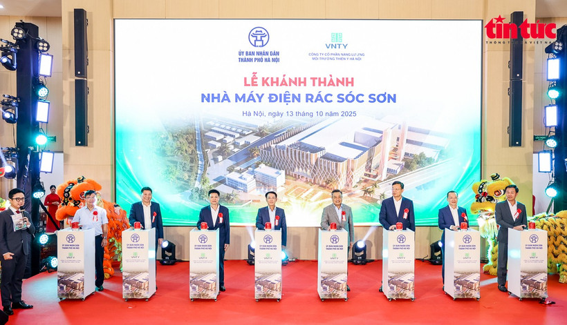 Delegates press the buttons to inaugurate the Soc Son Waste-to-Energy Plant (Photo: VNA)