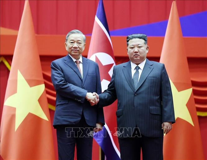 General Secretary of the Communist Party of Vietnam (CPV) Central Committee To Lam (left) and General Secretary of the Workers' Party of Korea and President of the State Affairs of the DPRK Kim Jong Un. (Photo: VNA) 