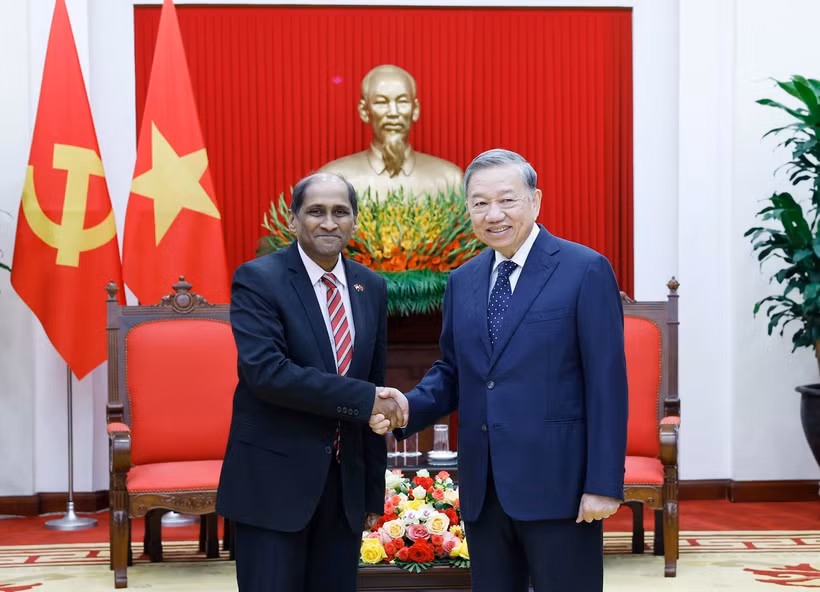 Party General Secretary To Lam (R) and outgoing Singaporean Ambassador to Vietnam Jaya Ratnam (Photo: VNA)