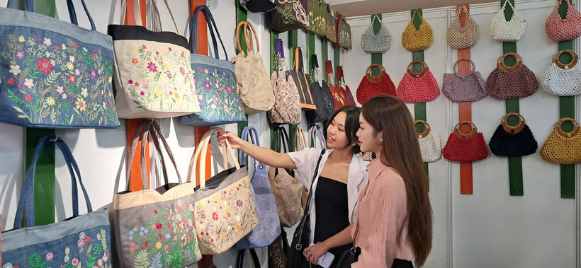 Visitors view handicrafts on display at the fair (Photo: VNA)
