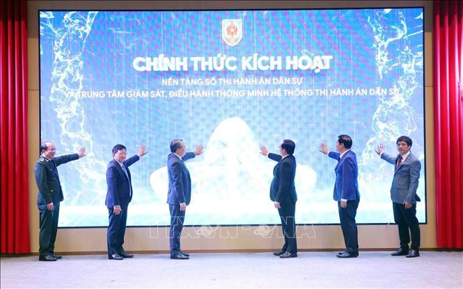 Deputy Prime Minister Ho Quoc Dung (second, left) and Minister of Justice Nguyen Hai Ninh, together with other delegates, at the launch of the national digital platform for civil judgment enforcement and the intelligent operations centre for the civil judgment enforcement system (Photo: VNA)