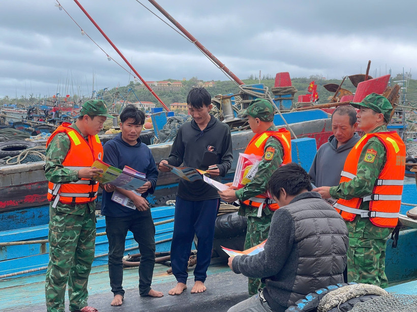 The Border Guard, in coordination with the Coast Guard, conduct an awareness campaign against IUU fishing at Bach Long Vy Port. (Photo: VNA)