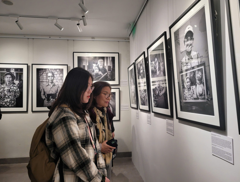 Visitors at the “Continuum: Vietnam” photo exhibition. (Photo: VNA)