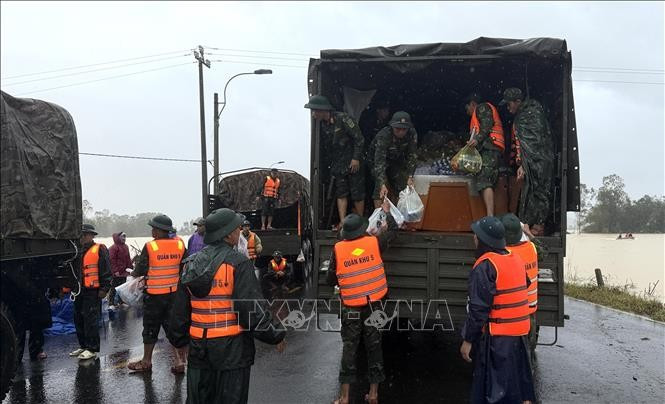 Army officers gather food for Dak Lak residents (Photo: VNA)