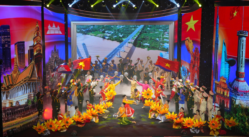 The performance “Mekong - New Era” by the art troupes from the Vietnam Border Guard Command and the Royal Cambodian Army (Photo: VNA)