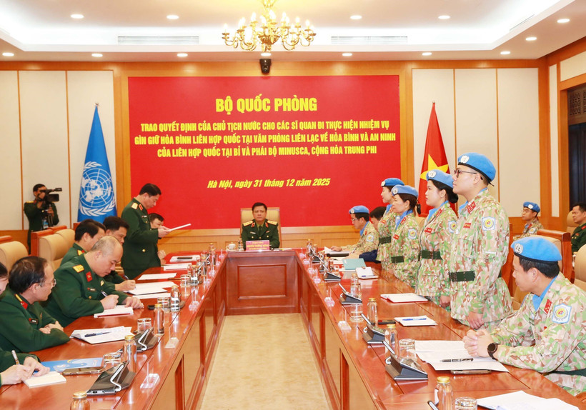 The Ministry of National Defence holds a ceremony in Hanoi on December 31 to hand over the State President’s decisions to deploy four officers to MINUSCA (Photo: VNA)