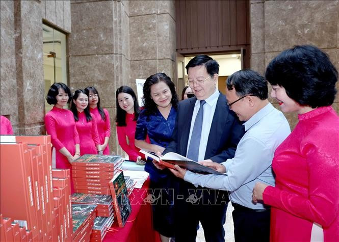 Deputy Prime Minister Mai Van Chinh visits the display of the photo book "Marching Forward with Motherland in Our Hearts". (Photo: VNA) 