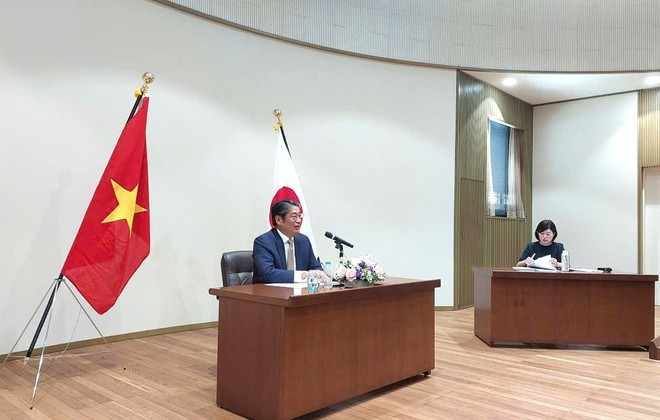Japanese Ambassador to Vietnam Ito Naoki talks with the local media. (Photo: VietnamPlus)