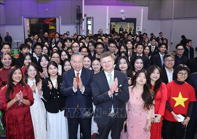General Secretary of the Communist Party of Vietnam (CPV) Central Committee To Lam, Aalto University President Ilkka Niemela, and Vietnamese students studying in Helsinki (Photo: VNA)