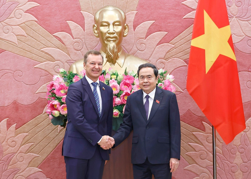 National Assembly Chairman Tran Thanh Man (R) and Andrey Vladimirovich Yatskin, First Deputy Speaker of the Federation Council of the Russian Federal Assembly, in Hanoi on December 2. (Photo: VNA)