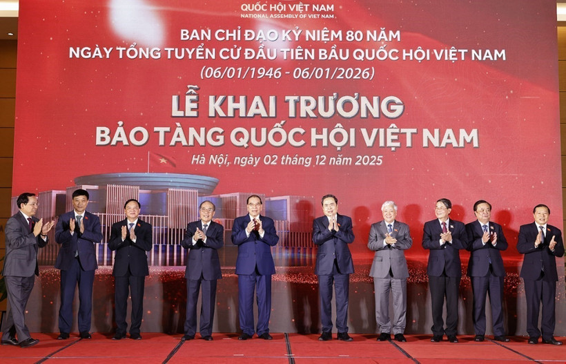 From right: National Assembly (NA) Chairman Tran Thanh Man (5th), former Party General Secretary Nong Duc Manh (6th), former NA Chairman Nguyen Sinh Hung (7th), and others perform the inauguration ritual of the NA museum in Hanoi on December 2. (Photo: VNA)