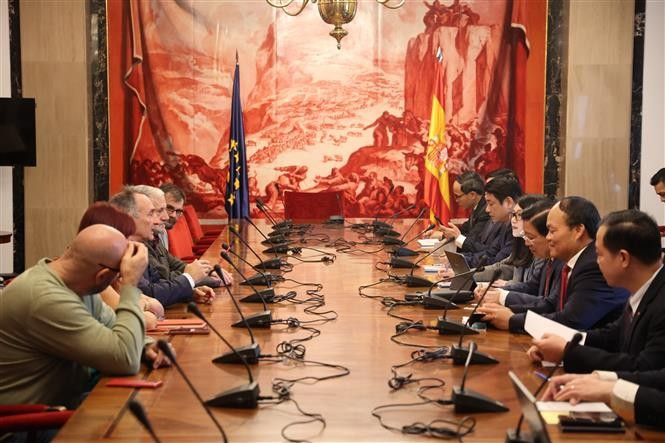 The CPV delegation has a working session with representatives of the Spanish Communist Party. (Photo: VNA)