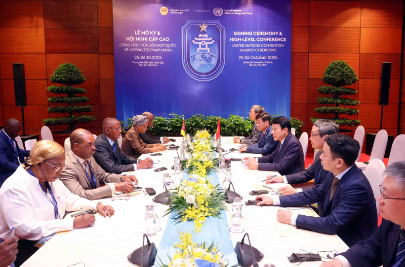 At the meeting between Minister of Public Security General Luong Tam Quang and Mozambican Minister of Interior Paulo Chachine in Hanoi on October 26. (Photo: VNA)