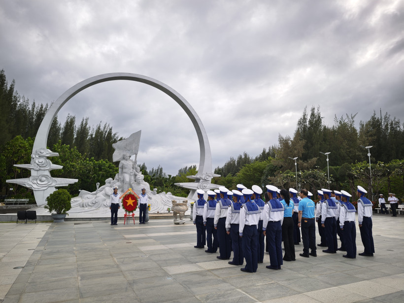 An incense offering ceremony at Gac Ma Memorial (Photo; VNA)