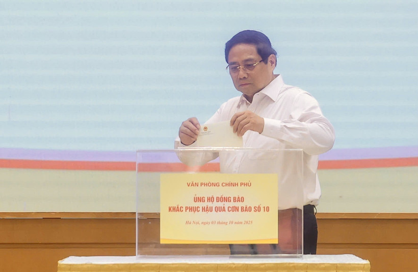 Prime Minister Pham Minh Chinh donates at least one day’s salary to help residents in areas devastated by recent storms and floods, at a fundraising ceremony in Hanoi on October 3, 2025. (Photo: VNA)