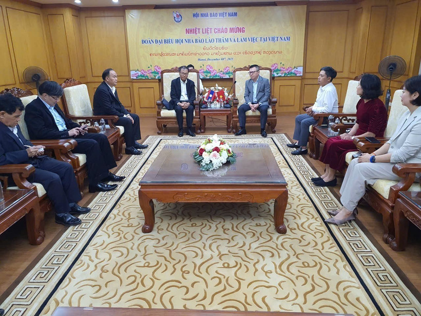During the working session between President of the Lao Journalists’ Association (LJA) Savanhkhone Razmountry and Editor-in-Chief of Nhan Dan (People) newspaper and VJA Chairman Le Quoc Minh in Hanoi on December 8, 2025 (Photo: VNA)