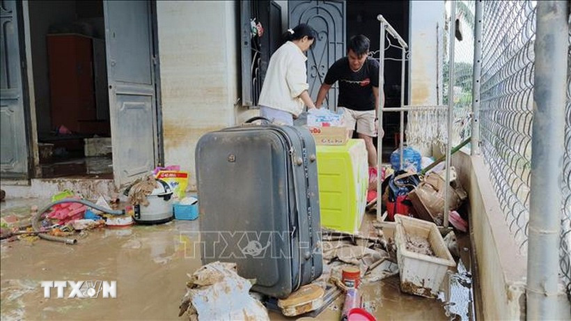 People in Ninh Phuoc commune, Khanh Hoa province clean up their houses after the flood. (Photo: VNA)