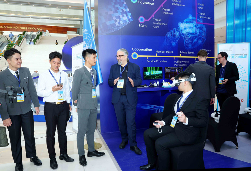 Delegates visit the United Nations technology exhibition space at the Hanoi Convention Opening Ceremony. (Photo: VNA)
