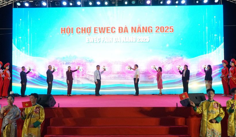 Delegates launch 2025 Eastern-Western Economic Corridor International Trade, Tourism, and Investment Fair – Da Nang 2025 (Photo: VNA)