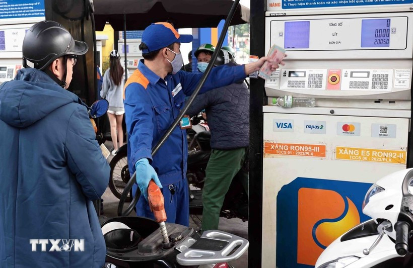 People buy petrol at Petrolimex petrol gas station in Hanoi (Photo: VNA)