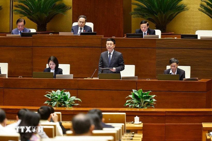 Minister of Science and Technology Nguyen Manh Hung presents the draft Law on Artificial Intelligence. (Photo: VNA)