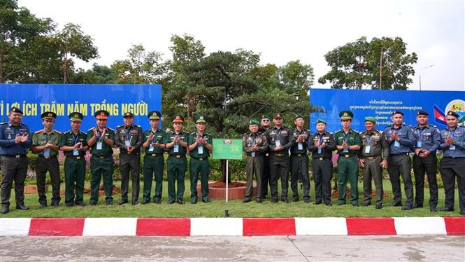 Young officers from Vietnam and Cambodia plant friendship trees at the Moc Bai Border Guard Station. (Photo: VNA)