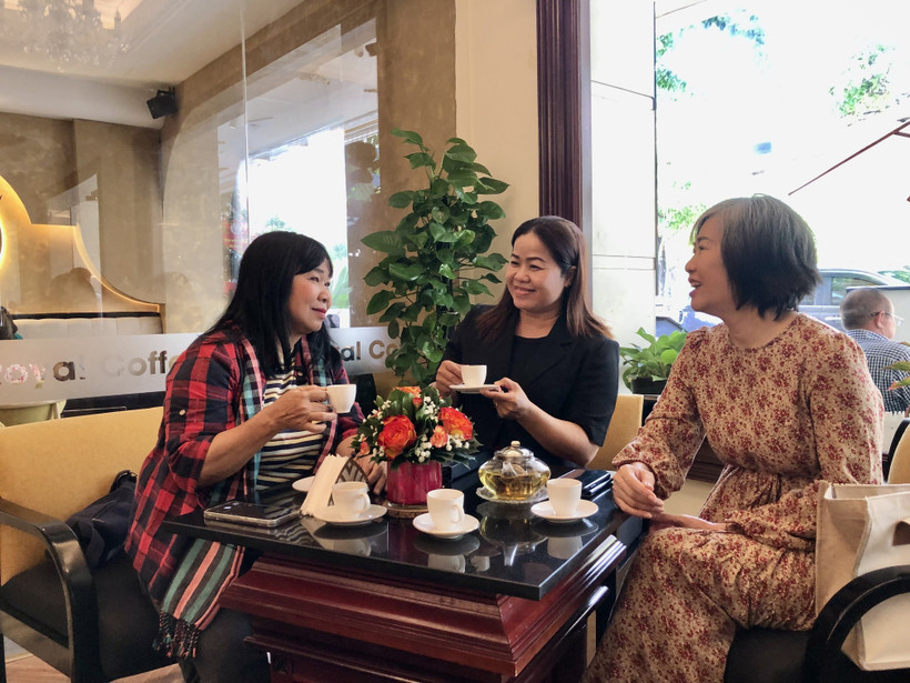 Visitors enjoy Vietnamese tea. The drink's distinctive flavour and cultural identity are increasingly spreading. (Photo: VNA)