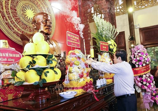 National Assembly Chairman Tran Thanh Man offers incense at the Special National Historical Site dedicated to President Ton Duc Thang in the Mekong Delta province of An Giang. (Photo: VNA)