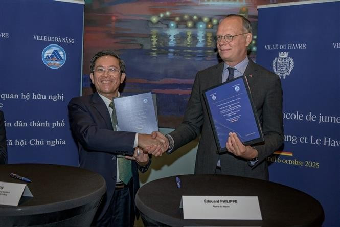Vice Chairman of the Da Nang People’s Committee Tran Nam Hung (left) and Mayor of Le Havre Édouard Philippe exchange a MoU establishing cooperation and friendship relations between the two port cities. (Photo: VNA)
