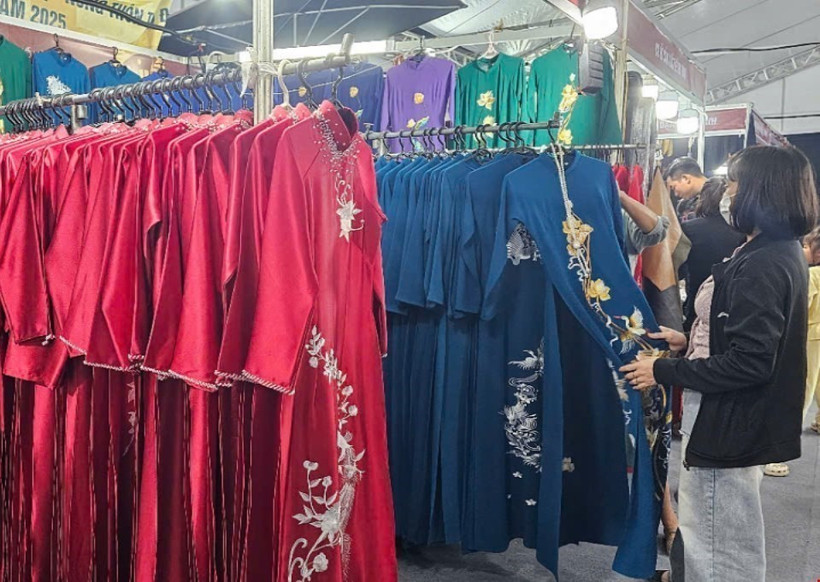 Garment and fashion products by Vietnamese enterprises are showcased at the fair. (Photo: VNA)