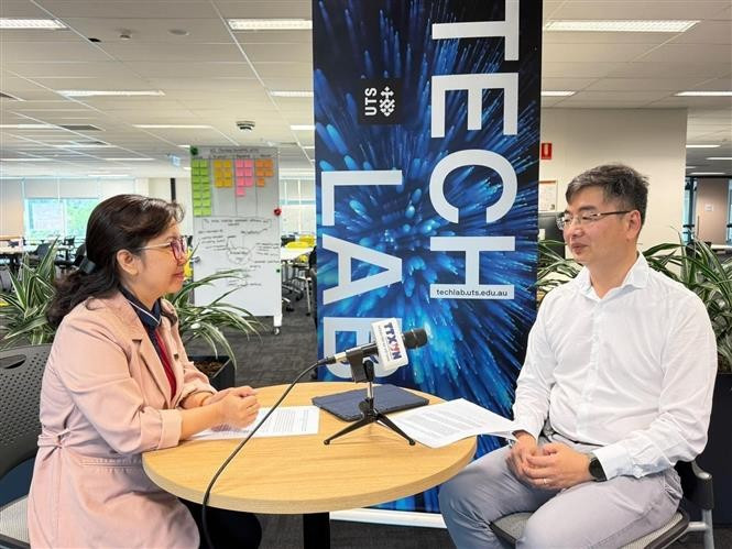 Professor Nghiem Duc Long, Director of the Centre for Environmental and Water Research at the University of Technology Sydney (UTS) grants an interview to the Vietnam News Agency. (Photo: VNA)