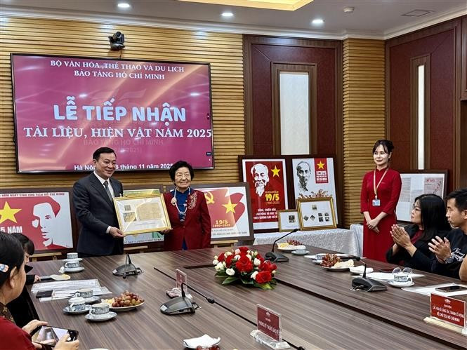 Director of Ho Chi Minh Museum Vu Manh Ha receives documents and artifacts from the family representative of former Deputy Prime Minister Dang Viet Chau. (Photo: VNA)