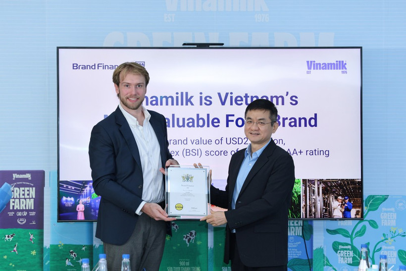 Chief Marketing Officer of Vinamilk Nguyen Quang Tri (R) receives the Top 100 Most Valuable Vietnamese Brands certificate from a Brand Finance representative. (Photo: VNA)