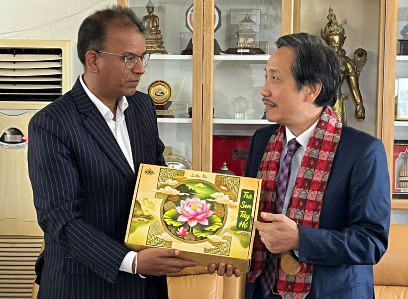 Tran Anh Tuan (right), President of the Vietnam-Nepal Friendship Association, and Dhan Bahadur Oli, Ambassador of Nepal to Thailand and Vietnam. (Photo: Vietnam-Nepal Friendship Association)