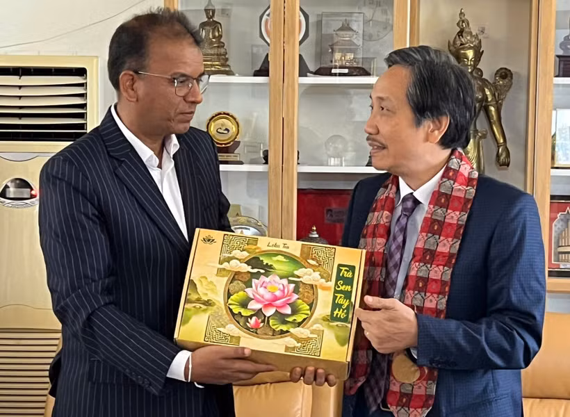 Tran Anh Tuan (right), President of the Vietnam-Nepal Friendship Association, and Dhan Bahadur Oli, Ambassador of Nepal to Thailand and Vietnam. (Photo: Vietnam-Nepal Friendship Association)