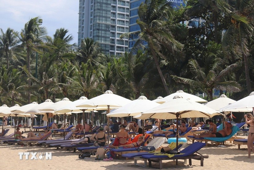 Russian tourists at Nha Trang beach (Photo: VNA)