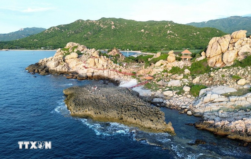 Tourists explore the ancient coral reef at Hang Rai, located within the Nui Chua World Biosphere Reserve. (Photo: VNA)