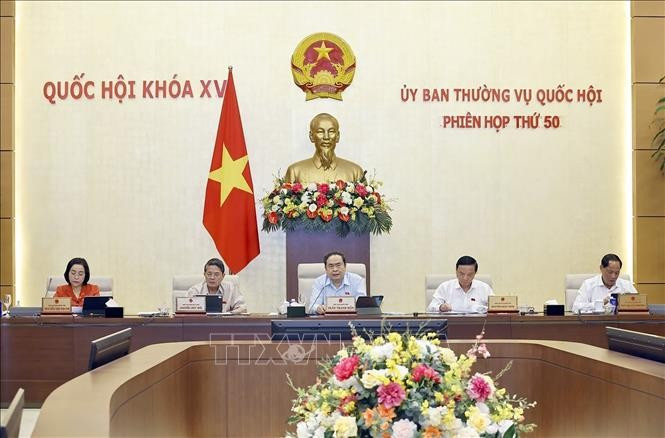 NA Chairman Tran Thanh Man (middle) addresses the session (Photo: VNA)
