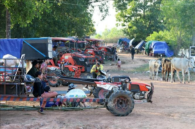 Cambodian residents evacuate to avoid conflict in Siem Reap on December 8, 2025. (Photo: Xinhua/VNA)