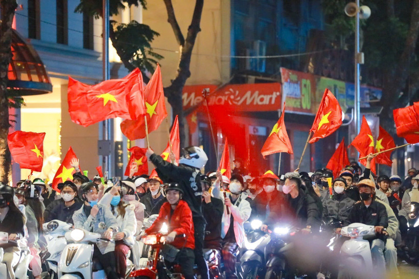 Residents in Hanoi celebrate the Vietnamese U22 team's win at the 33rd SEA Games on December 18 evening. (Photo: VNA)