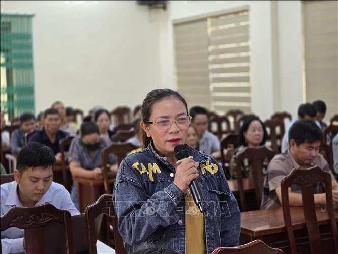 Party member Nguyen Thi Toan, a farmer from Mong Cai 2 ward of Quang Ninh province, offer opinions on the draft documents. (Photo: VNA)