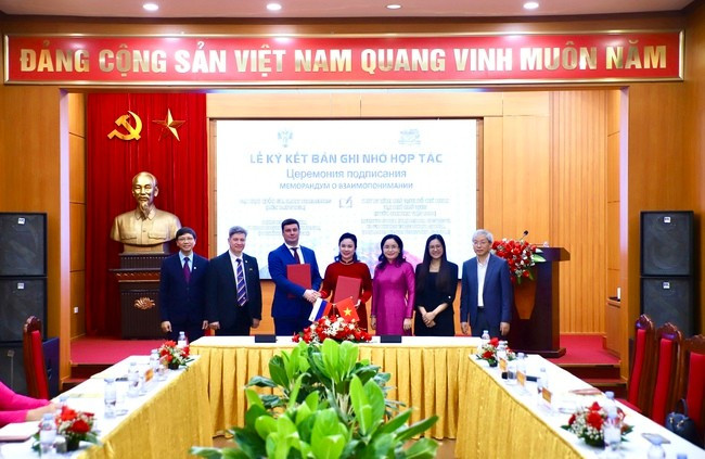 Representatives from the Ho Chi Minh Relic Site at the Presidential Palace and Saint Petersburg State University of Russia at the MoU signing ceremony. (Photo: VNA)
