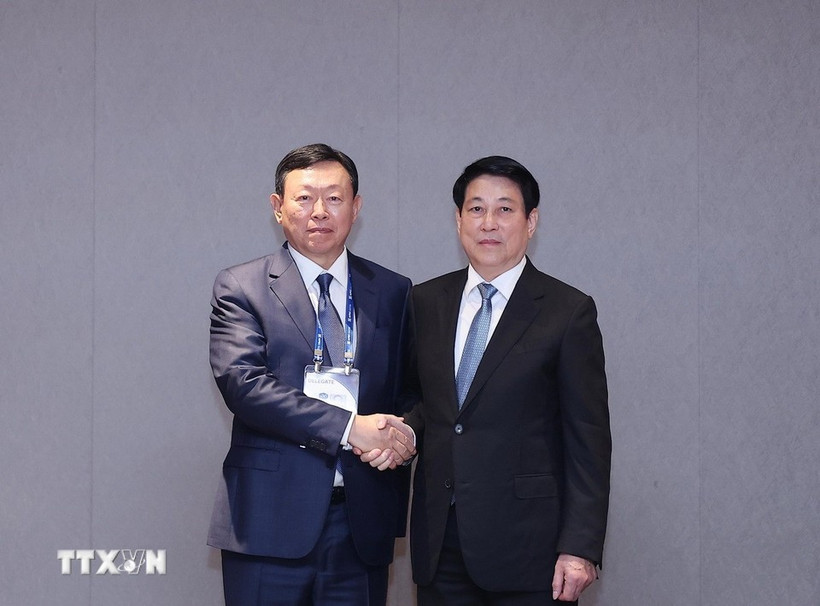 State President Luong Cuong (R) and Chairman of Lotte Group Shin Dong-bin (Photo: VNA)