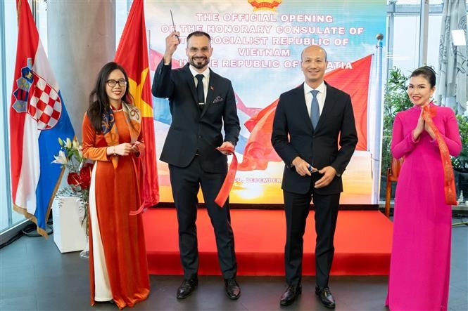Vietnam’s Honorary Consul in Croatia Marko Moric (2nd, left) and Vietnamese Ambassador to Croatia Bui Le Thai (3nd, left) cut the ribbon to inaugurate the Vietnamese Honorary Consulate in Zagreb on December 4. (Photo: VNA)
