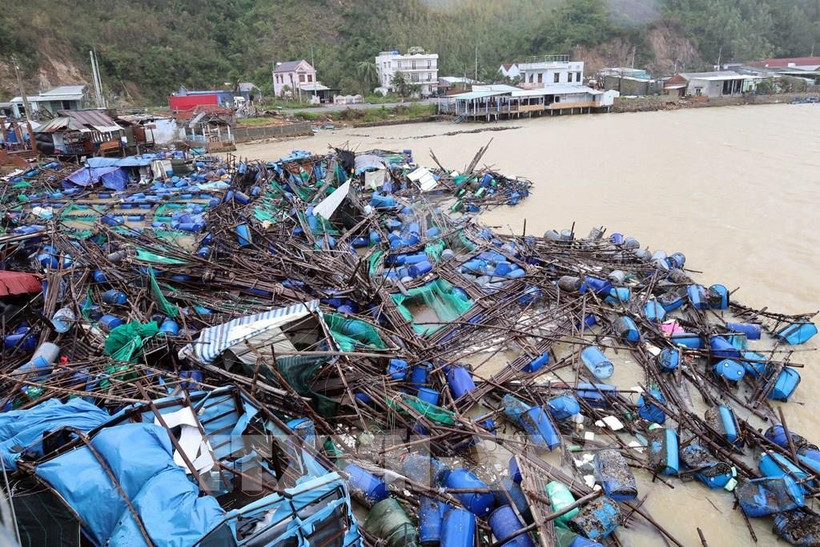 Heavy rains and flooding cause severe damage to aquaculture cages and rafts in Xuan Canh commune, Dak Lak province. (Photo: VNA)